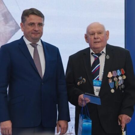 Профессор ДРТИ Юрий Иванович Кокорев отмечен памятным знаком к 100-летию парусника «Крузенштерн»